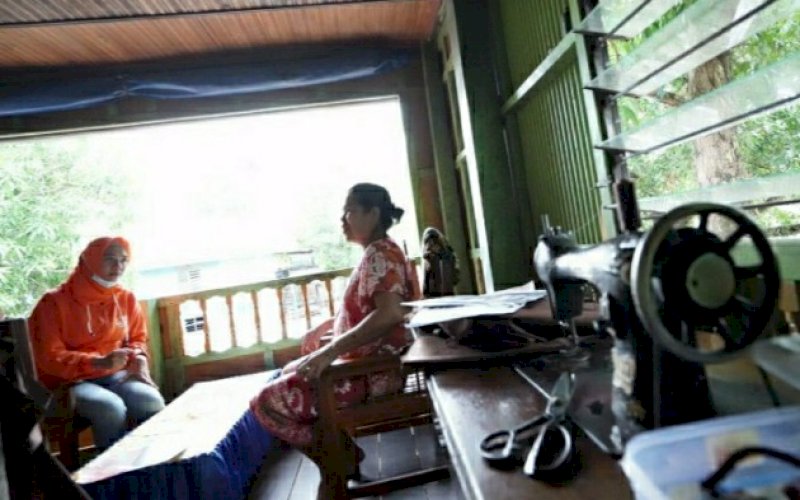 PEDULI. Calon Bupati Pangkep, Andi Nirawat, peduli pelaku UMKM seperti menemui salah satu tukang jahit di Pangkep, Selasa (29/9/2020). foto: istimewa