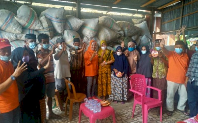 SILATURAHMI. Calon Bupati Andi Nirawati bersilaturahmi dengan warga Pangkep, Jumat (2/10/2020). foto: istimewa