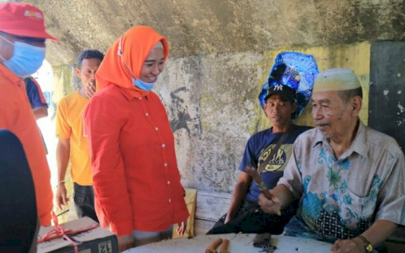 MENYAPA. Calon Bupati Pangkep, Andi Nirawati menyapa warga di sela-sela sosialisasi. foto: istimewa