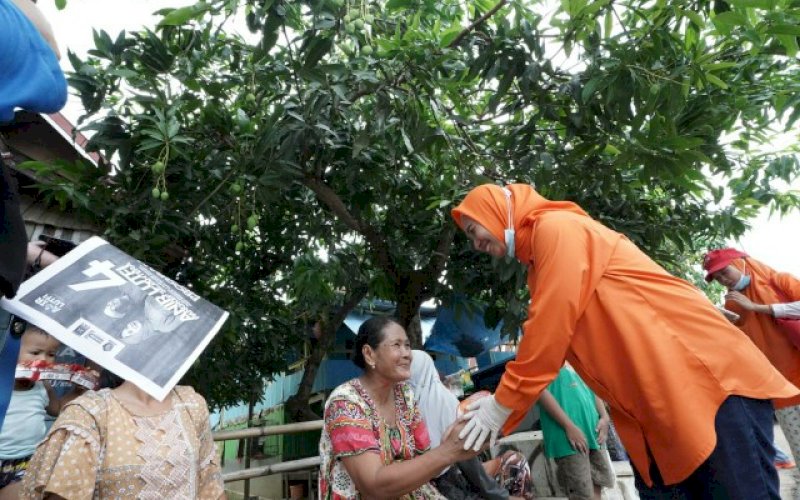 RAMAH. Calon Bupati Pangkep, Andi Nirawati, menyalami warga di pinggir jalan. foto: istimewa