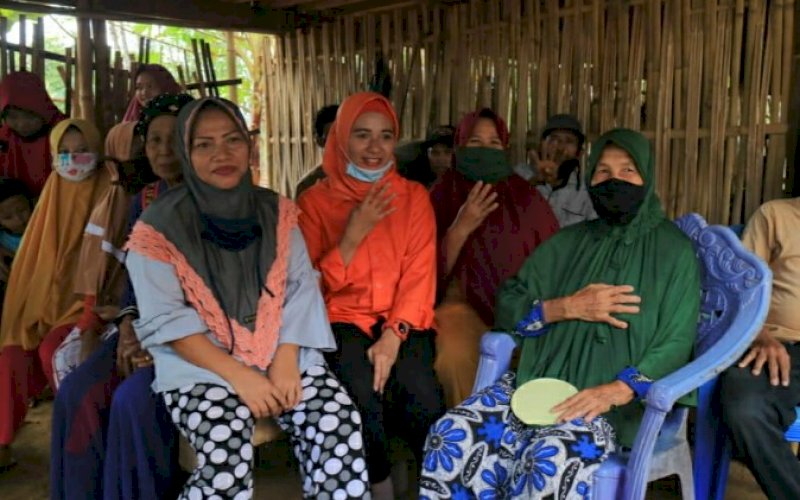 SILATURAHMI. Calon Bupati Andi Nirawati bersilaturahmi dengan warga di Kelurahan Attasalo, Kecamatan Ma'rang, Kamis (1/10/2020). foto: istimewa