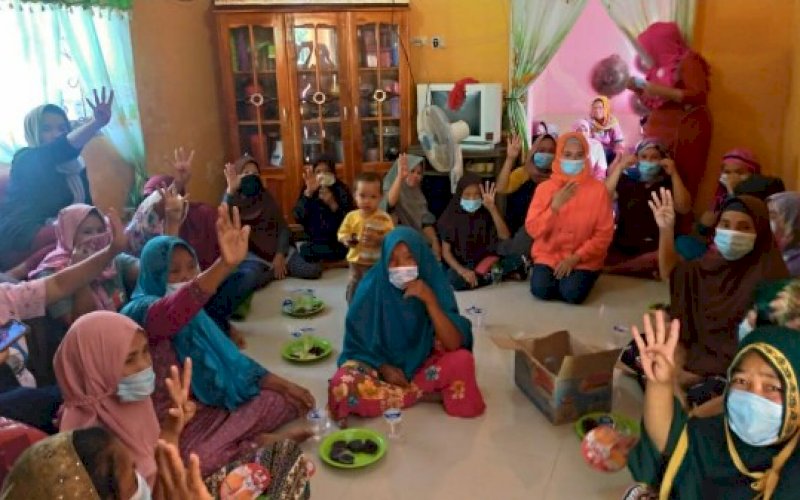 SOSIALISASI. Calon Bupati dan Wakil Bupati Pangkep, Andi Nirawati, disambut warga saat melakukan sosialisasi, Senin (5/10/2020). foto: istimewa
