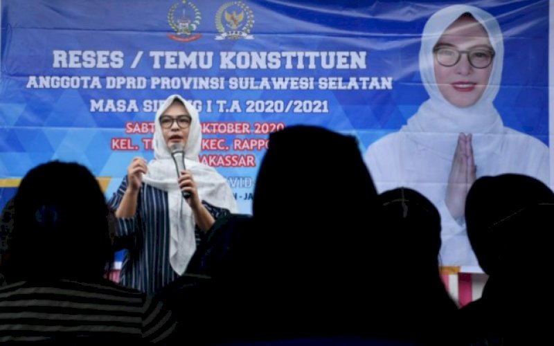 RESES. Anggota DPRD Provinsi Sulsel, Andi Rachmatika Dewi, menyerap aspirasi masyarakat di Kelurahan Tidung, Kecamatan Rappoconi, Kota Makassar di dalam rangka Reses/Temu Konsisten Masa Sidang I Tahun 2020/2021, Sabtu (31/10/2020). foto: istimewa