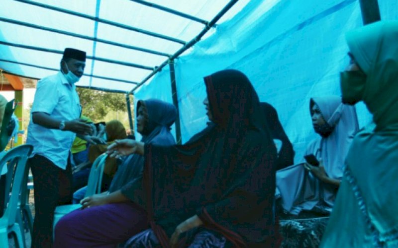 BERCENGKRAMA. Calon Bupati Maros, Andi Tajerimin, bercengkerama dengan warga Kecamatan Cenrana, Maros, Jumat (16/10/2020). foto: istimewa