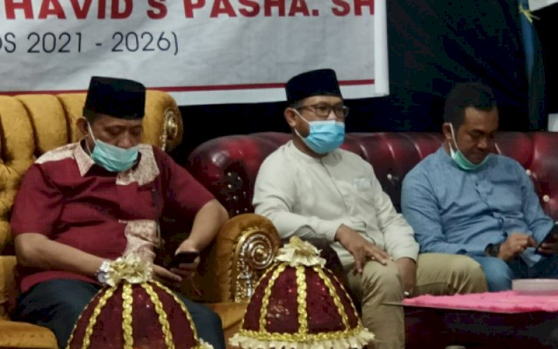 SILATURAHMI. Calon Bupati Maros, Andi Tajerimin (ki-ka), Muhammad Ilyas 'Cika', dan Andi Patarai Amir pada acara di Kelurahan Pallantikang, Kabupaten Maros. foto: istimewa