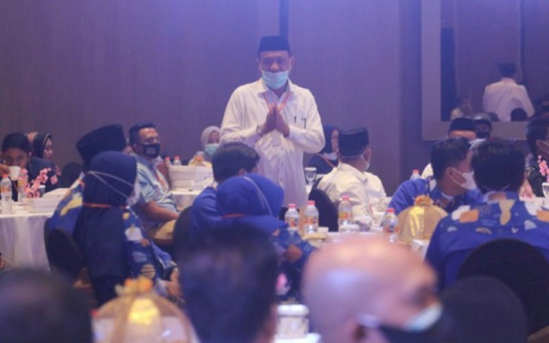 MENYAPA. Calon Bupati Maros, Andi Tajerimin, menyapa paslon dan pendukung paslon lain di lokasi acara debat di Hotel Gammara, Makassar, Rabu (28/10/2020), malam tadi. foto: istimewa