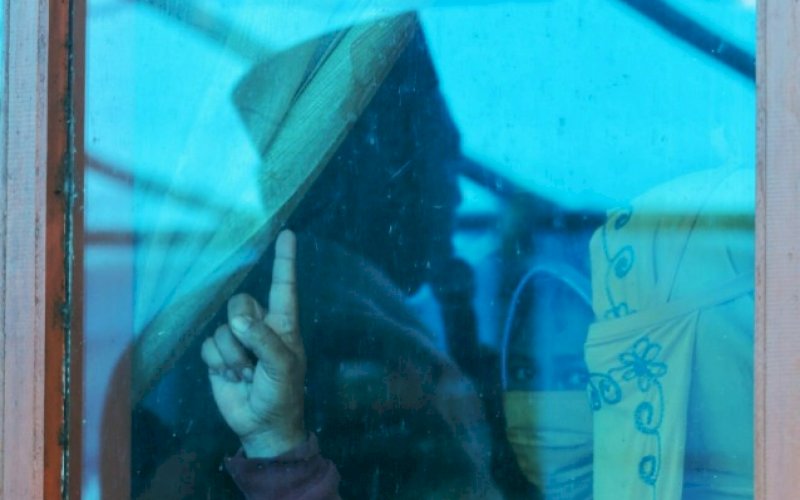 DUKUNGAN. Seorang warga menaikkan satu jarinya saat calon Bupati Maros, Andi Tajerimin berorasi di Desa Labuaja, Kecamatan Cenrana, Kabupaten Maros, Jumat (16/10/2020). foto: istimewa