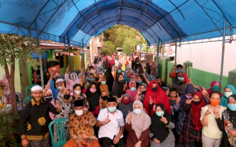 FOTO BERSAMA. Andi Tajerimin foto bersama warga usai acara silaturahmi tatap muka. foto: istimewa