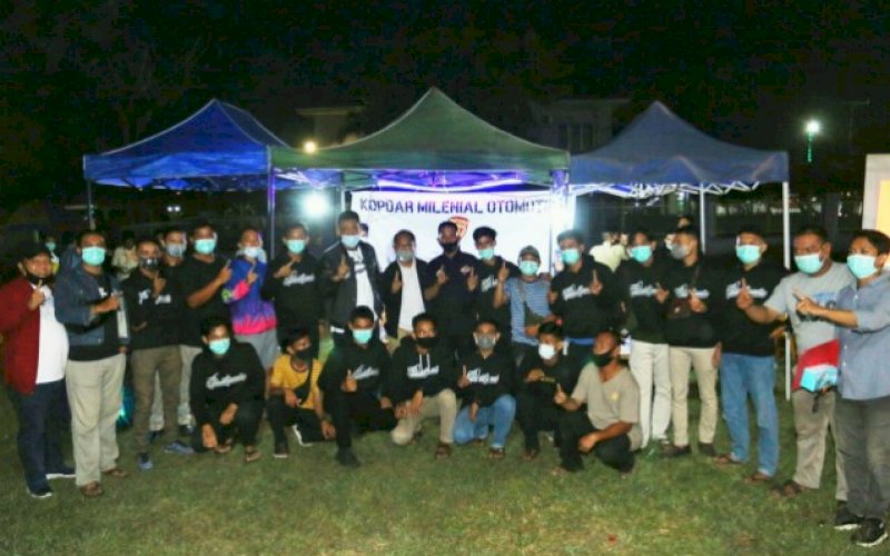 PEDULI MILENIAL. Pemuda Alfatih Maros bersama pasangan Calon Bupati dan Wakil Bupati Maros, Andi Tajerimin-Havid S Fashadi tanah lapang Kawasan PTB, Maros, Sabtu (3/10/2020). foto: istimewa