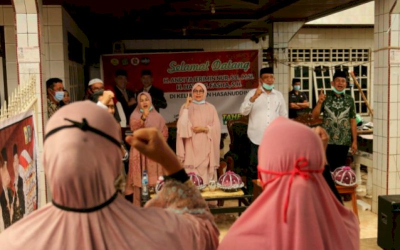 KOMPAK. pasangan calon Bupati dan Wakil Bupati Maros, Andi Tajerimin-Havid S Fasha menunjukkan kekompakan sejak awal. foto: istimewa