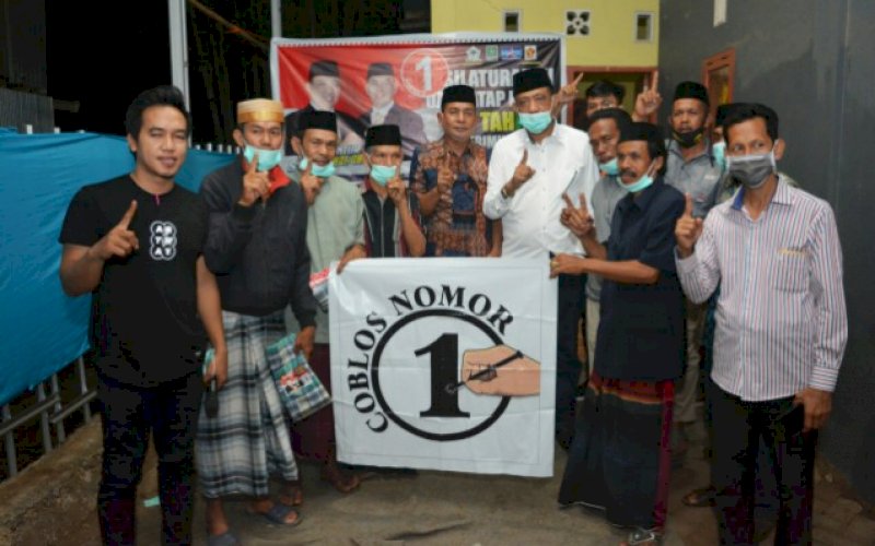 KEBERSAMAAN. Pasangan Calon Bupati-Wakil Bupati Maros, Andi Tajerimin-Havid S Fasha bersama warga Tanralili, Kabupaten Maros, Rabu (7/10/2020) malam.&nbsp;foto: istimewa