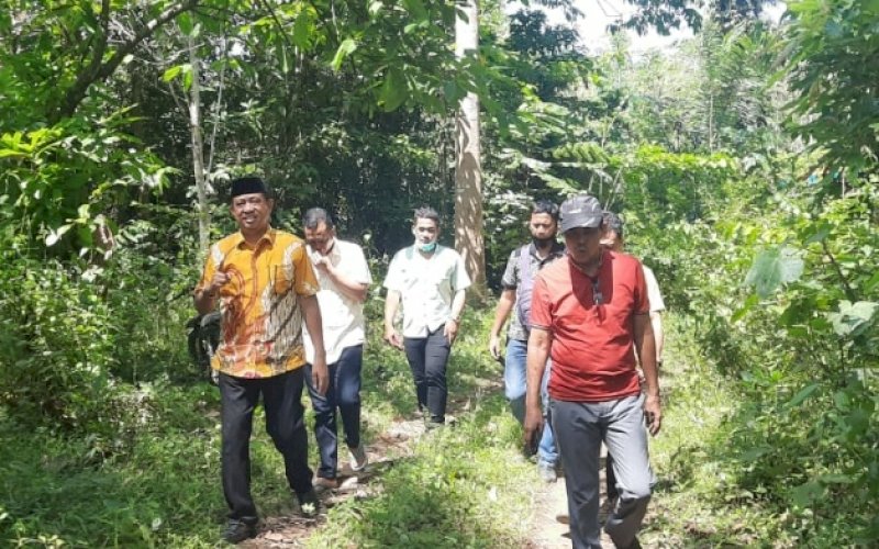 BERJALAN KAKI. Calon Bupati Maros, Andi Tajerimin (kiri), bersama rombongan melewati kebun-kebun warga menuju titik sosialisasi di Kecamatan Mallawa, Kabupaten Maros, Sabtu (17/10/2020). foto: istimewa