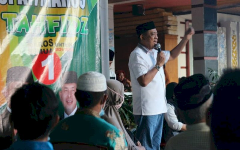 PENGUKUHAN. Calon Bupati Maros, Andi Tajerimin pada acara pengukuhan Tim Relawan Mamminasata di Kecamatan Simbang, Maros, Jumat (9/10/2020). foto: istimewa
