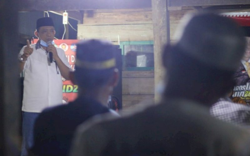 SOSIALISASI. Calon Bupati Maros, Andi Tajerimin, memaparkan program di Lingkungan Papandangan, Kelurahan Pettauadae, Kecamatan Turikale, Maros, Minggu (25/10/2020). Hadir pula Sekretaris Berkarya Maros, Latif Tayeb. foto: istimewa