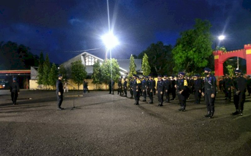APEL. Danyon C Pelopor Satbrimob Polda Sulsel Kompol Nur Ichsan memimpin apel pemberangkatan personel ke Makassar, Jumat (9/10/2020) dini hari. foto: istimewa