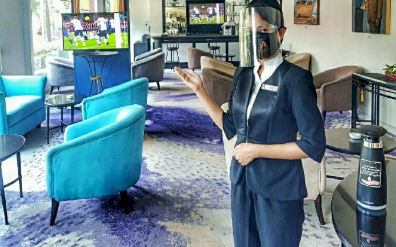JAMU TAMU. Karyawan Aryaduta Makassar menjamu tamu yang masuk di Le Bar Atelier tempat nonton siaran langsung sepak bola. foto: istimewa