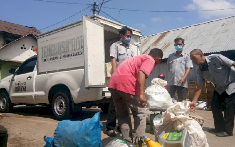 BANK SAMPAH. Petugas Bank Sampah Unit Pasar Kalimbu, Kota Makassar, mulai melakukan transaksi penimbangan, Selasa (6/10/2020). foto: istimewa