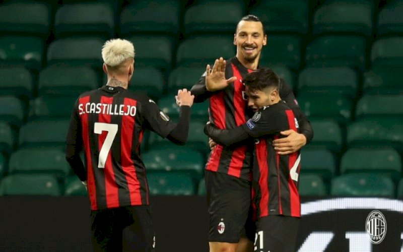 SELEBRASI. Pemain AC Milan Zlatan Ibrahimovic merangkul Brahim Diaz yang mencetak gol pada laga melawan Celtic FC&nbsp;di matchday pertama Grup H&nbsp;Liga Europa 2020/21 di Celtic Park, Glasgow, Jumat (23/10/2020) dini hari. foto: twitter @acmilan