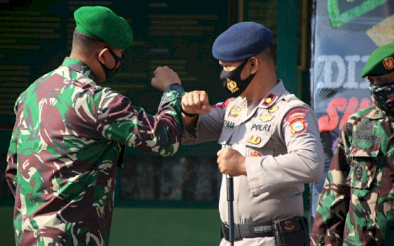 KEJUTAN. Danyon C Pelopor Satbrimob Polda Sulsel, Kompol Nur Ichsan, pemberian kejutan pada HUT TNI ke-75 tahun, Senin (5/10/2020). foto: istimewa
