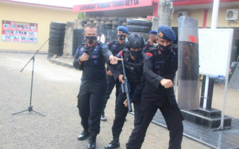 LATIHAN. Komandan Batalyon (Danyon) C Pelopor Satbrimob Polda Sulsel, Kompol Nur Ichsan, turun langsung memberikan materi pelatihan latihan anti anarkis di lapangan Mako Brimob Bone, Senin (19/10/2020). foto: istimewa