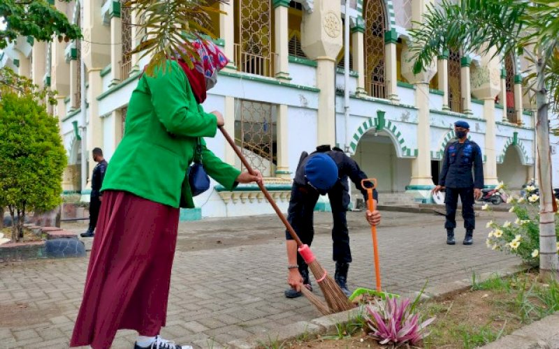 JUMAT BERSIH. Mahasiswa IAIN Bone bersama Personel Batalyon C Pelopor Satbrimob Polda Sulsel melaksanakan kegiatan Jumat Pagi Bersih Lingkungan (Jumpa Berlian), Jumat (16/10/2020). foto: istimewa