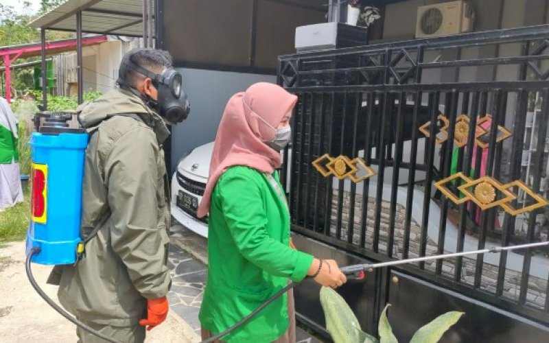 PENYEMPROTAN. Personel Batalyon C Pelopor Satbrimob Polda Sulsel bersama mahasiswi IAIN Bone melakukan penyemprotan cairan disinfektan di Kota Bone, Senin (26/10/2020). foto: istimewa