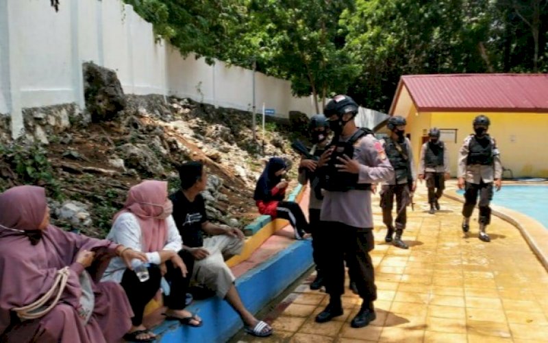 PATROLI. Personel Batalyon C Pelopor Satbrimob Polda Sulsel mengelar Patroli Aman Nusa ke objek wisata Tanjung Palette yang berada di Kelurahan Pallette Kecamatan Tanete Riattang Timur Kabupaten Bone, Jumat (30/10/2020). foto: istimewa