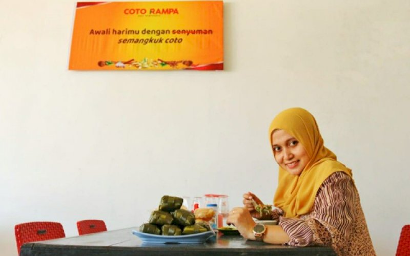 MENIKMATI COTO. Pelanggan menikmati Coto Rampa di hari perdana buka, Selasa (20/10/2020). foto: istimewa