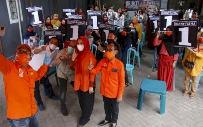 KAMPANYE BARENG. Pasangan Calon Wali Kota dan Wakil Wali Kota Makassar, Mohammad Ramdhan Pomanto-Fatmawati Rusdi (Danny-Fatma), untuk pertama kalinya kampanye bersama-sama di satu titik, yaitu di Kelurahan Mamajang Dalam, Kecamatan Mamajang, Kota Makassar, Rabu (8/10/2020) sore. foto: istimewa