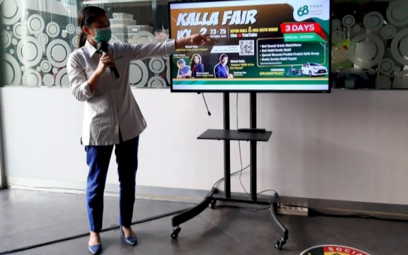 BERI KETERANGAN. Coorporate Strategic and Development Director Kalla Grup, Disa R Novianty, saat memberikan keterangan perayaan HUT Kalla Grup ke-68 di Wisma Kalla Makassar, Selasa (20/10/2020). foto: doelbeckz/pluz.id