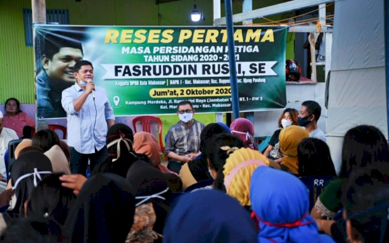 RESES. Anggota DPRD Kota Makassar, Fasruddin Rusli saat menggelar Reses I masa persidangan I tahun anggaran 2020-2021 di Kelurahan Maricaya Baru, Kecamatan Makassar, Kota Makassar, Jumat (2/10/2020). foto: istimewa
