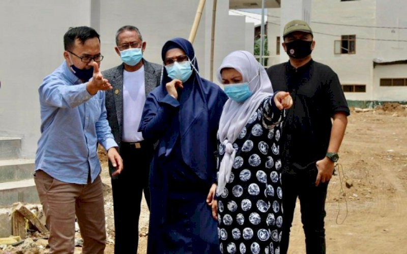 KUNJUNGAN. Ketua Yayasan Al Gazali Universitas Islam Makassar (UIM) Hj Fatimah Kalla didampingi Rektor UIM Dr Ir Hj A Majdah M Zain MSi, Kabag Humas dan Kerja Sama dr Wachyudi Muchsin SH, meninjau progres pembangunan Kampus UIM, Rabu (7/10/2020). foto: istimewa