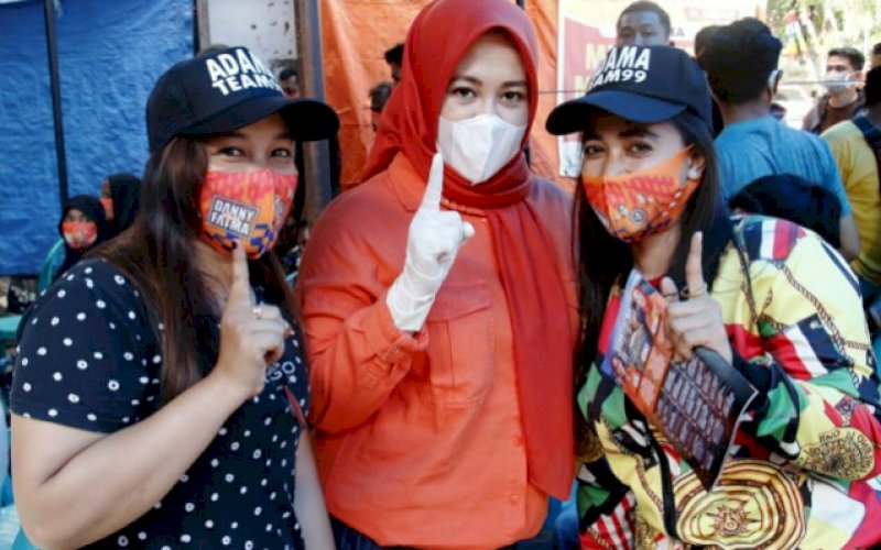 FOTO BERSAMA. Sejumlah milenial foto bersama dengan calon Wakil Wali Kota Makassar, Fatmawati Rusdi, saat kampanye tatap muka di Kelurahan Gusung, Kecamatan Ujung Tanah, Minggu (25/10/2020). foto: istimewa
