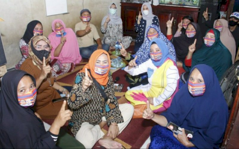 KEBERSAMAAN. Calon Wakil Wali Kota Makassar nomor urut 1, Fatmawati Rusdi, duduk melantai bersama warga saat mengawali agenda kampanye tatap muka dengan masyarakat Kota Makassar di Kelurahan Pannampu, Kecamatan Tallo, Kamis (1/10/2020). foto: istimewa