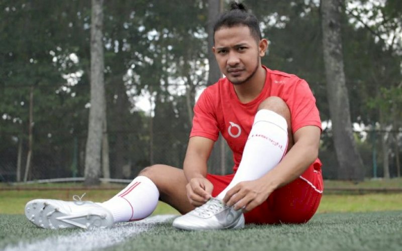 ANDALAN. Bintang muda Persib, Gian Zola Putra Nugraha, menggunakan produk Ortuseight sebagai senjata andalah terbarunya di lapangan. foto: istimewa