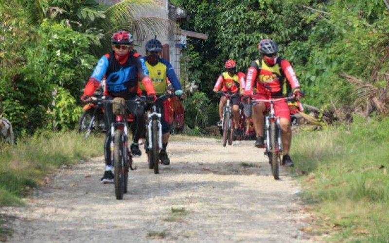 GOWES BARENG. Rombongan gowes Batalyon C Pelopor Satbrimob Polda Sulsel bersama BPN Kabupaten Bone, Sabtu (3/10/2020). foto: istimewa