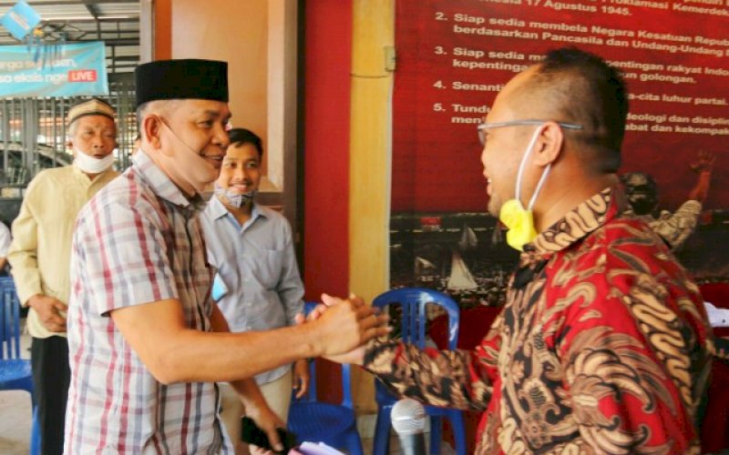 SALAM KOMANDO. Calon Bupati Maros nomor urut 1 Havid S Fasha (kiri) salam komando dengan Ketua Gerindra Maros Muhammad Ilyas 'Cika' saat menghadiri pertemuan di Kantor DPC Gerindra Maros, Maros, Senin (12/10/2020). foto: istimewa