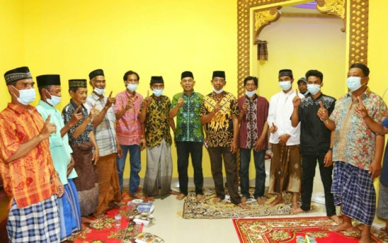 BERSAMA WARGA. Calon Bupati Maros, Havid S Fasha bersama warga Desa Pabbentengan, Kecamatan Marusu, Kabupaten Maros, Kamis (15/10/2020) malam. foto: istimewa