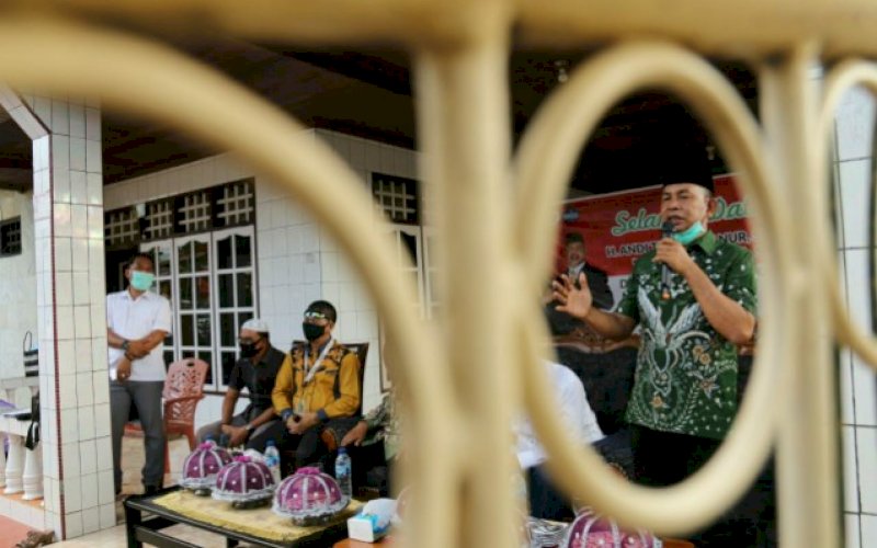 PEMAPARAN. Calon Bupati Maros, Havid S Fasha, turut memaparkan program Tahfidz saat menyambangi Kampung Cedde di Kelurahan Hasanuddin, Kecamatan Mandai, Kabupaten Maros, Senin (5/10/2020).&nbsp;foto: istimewa
