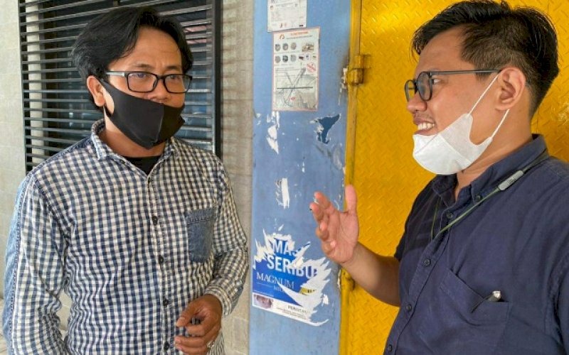 TIM HUKUM. Dua orang Tim Hukum Danny-Fatma Ilham Harjuna (kiri) dan Muh Habibi Masdin berdiskusi santai. foto: istimewa