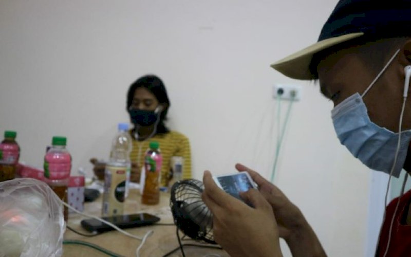 LOMBA. Peserta mengikuti Irpan PUBG Mobile Competition yang resmi dibuka di Gedung Villa Lasharan, Kalosi, Kecamatan Allah, Kabupaten Enrekang, Minggu (11/10/2020) malam lalu. foto: istimewa