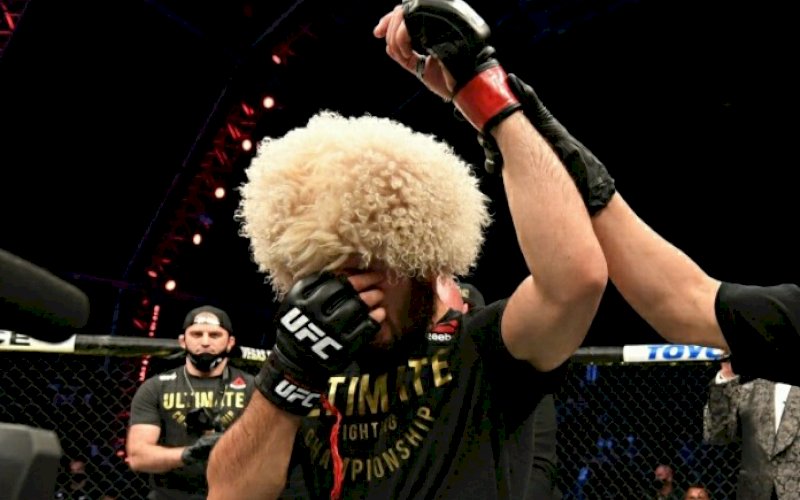 PERTAHANKAN GELAR. Khabib Nurmagomedov berhasil mempertahankan sabuk juara kelas ringan usai sukses menghabisi&nbsp;Justin Gaethje&nbsp;dalam laga utama&nbsp;UFC&nbsp;254 di Fight Island, Abu Dhabi, Minggu (25/10/2020) dini hari WITA. foto: twitter @ufc