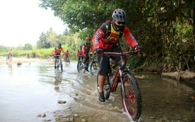 GOWES. Danyon C Pelopor Satbrimob Polda Sulsel, Kompol Nur Ichsan bersama rombongan melakukan kegiatan sepeda santai atau gowes lintas alam di wilayah Kabupaten Bone, Sabtu (31/10/2020) pagi. foto: istimewa