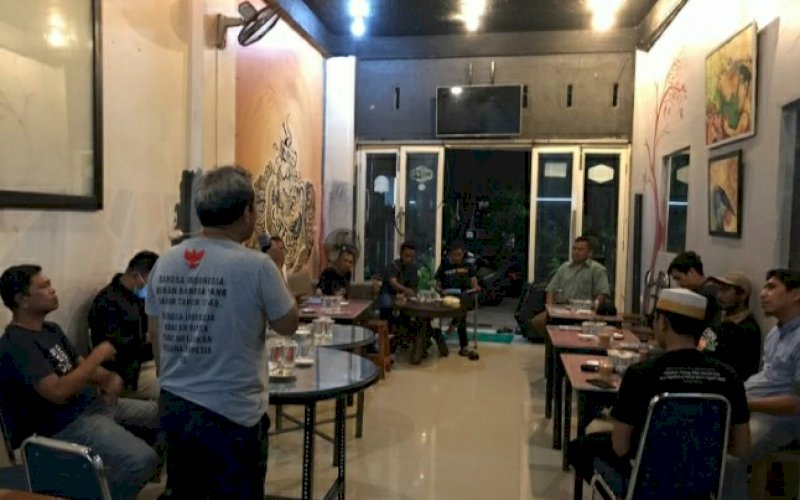 DISKUSI. Suasana Diskotik (Diskusi Kopi Politik) yang keempat kali ini, di Warkop Chemistry, Jl Perumnas Antang, Makassar, Jumat (16/10/2020) lalu. foto: istimewa