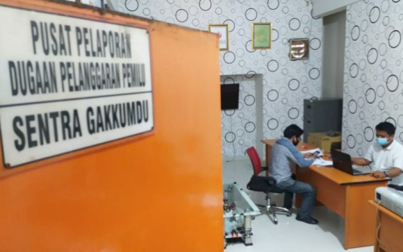 MELAPOR. Tim kuasa hukum pasangan calon Wali Kota-Wakil Wali Kota Makassar Ramdhan 'Danny' Pomanto-Fatmawati Rusdi (Danny-Fatma) melaporkan Erwin Aksa ke Kantor Bawaslu Provinsi Sulsel, Rabu (14/10/2020). foto: istimewa