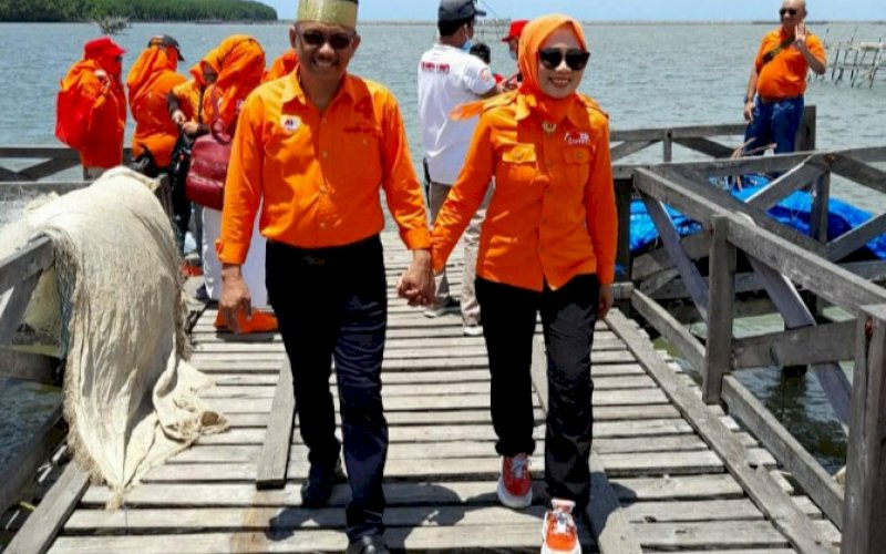 SIAP DEBAT. Calon Wakil Bupati Pangkep, Lutfi Hanafi, usai melakukan kunjungan sosialisasi di pulau, belum lama ini. Lutfi bersama pasangannya, Andi Nirawati siap mengikuti debat kandidat Pilkada Pangkep, Minggu (1/11/2020). foto: istimewa