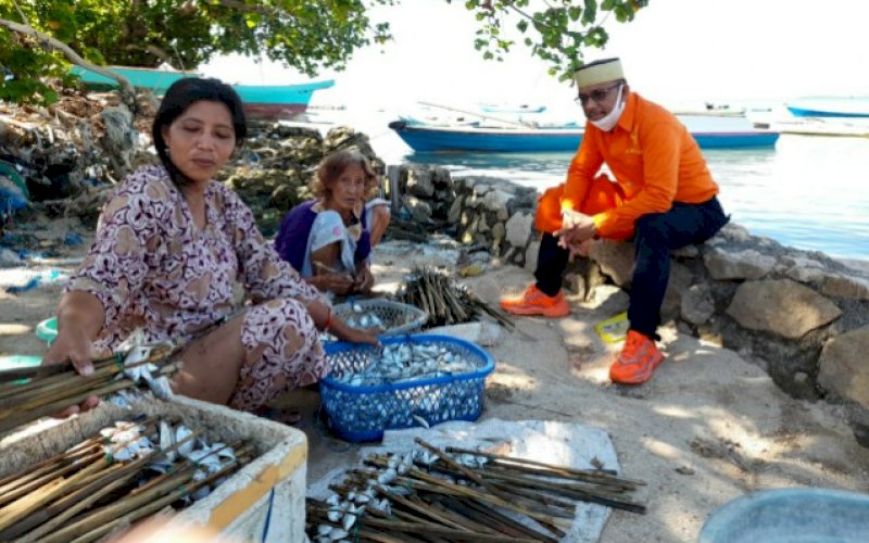 BERSAMA NELAYAN. Calon Wakil Bupati Pangkep, Lutfi Hanafi, meninjau dan berdialog dengan nelayan di Pulau Sapuli, Desa Mattiro Baji, Kecamatan Liukang Tupabbiring Utara, Kabupaten Pangkep, Selasa (20/10/2020). foto: istimewa