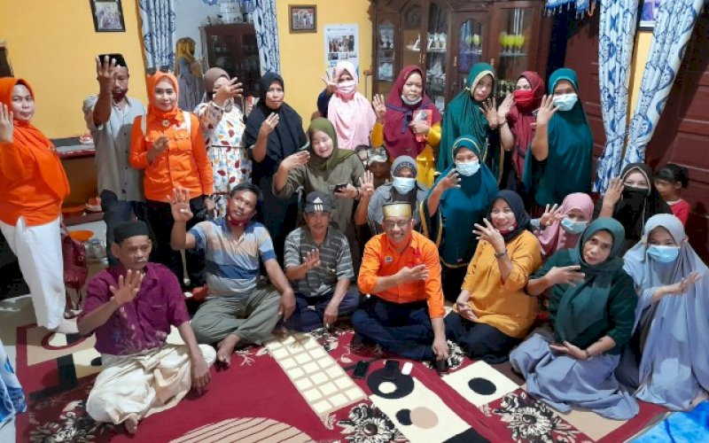 BERSAMA WARGA. Calon Wakil Bupati Pangkep, Lutfi Hanafi bersama warga Pandang Lau, Kelurahan Tekolabbua, Kecamatan Pangkajene, Kabupaten Pangkep, Kamis (15/10/2020). foto: istimewa
