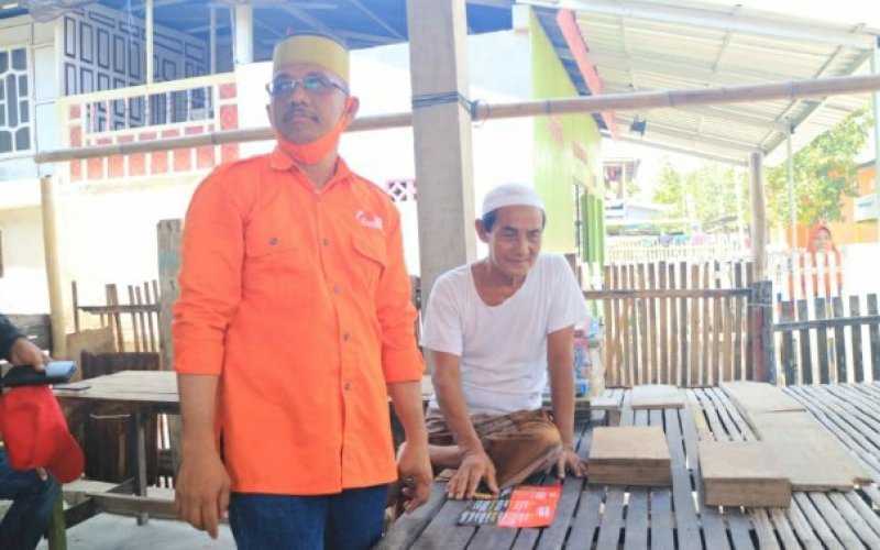 PEDULI. Calon Wakil Bupati Pangkep nomor urut 4, Lutfi Hanafi berama seorang guru mengaji bernama Abdurrahim di Pulau Barang Lompo, Kecamatan Liukang Tupabbiring Selatan, Kamis (8/10/2020). foto: istimewa.