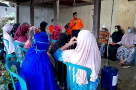 Warga Rela Hujan-hujanan Demi Anir-Lutfi